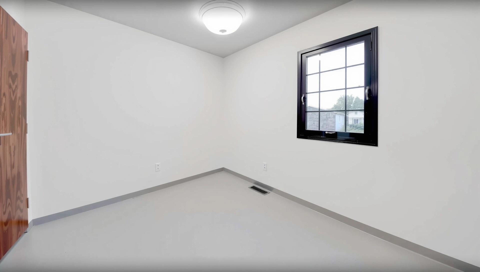 Immaculately clean room, bright and professional